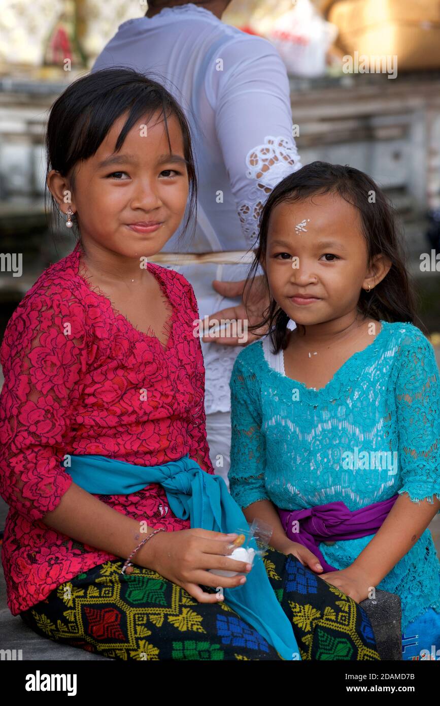 Due ragazze balinesi in abbigliamento festivo al tempio Sakenan, Bali, Indonesia. Foto Stock