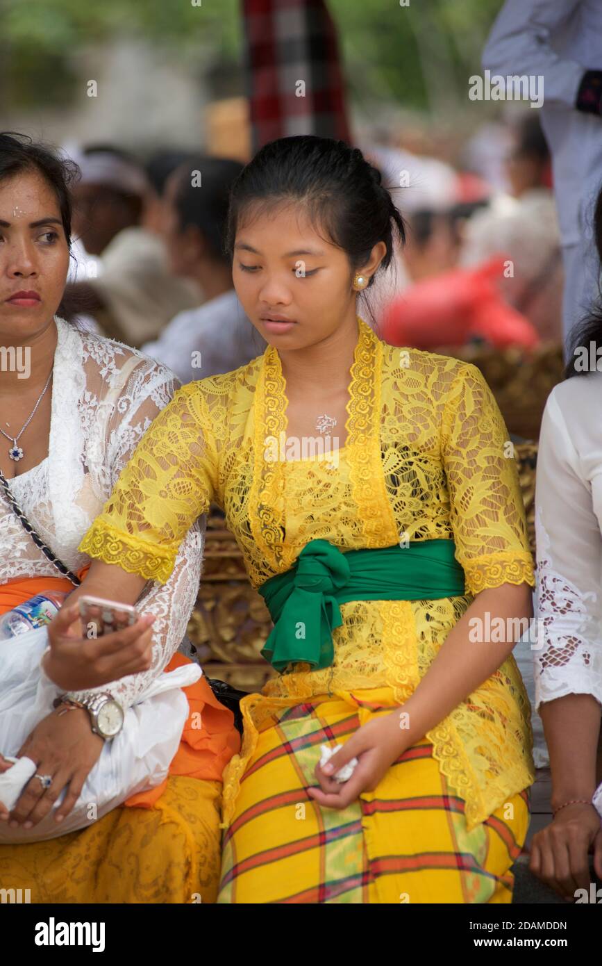 Giovane giallo balinese in tradizionale abbigliamento festivo a Sakenan tempe, Bali, Indonesia Foto Stock