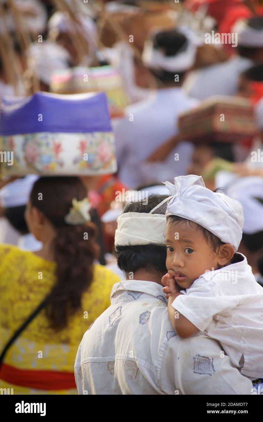 Ragazzo balinese in abbigliamento festivo al tempio Sakenan, Bali, Indonesia per le feste galungane. Foto Stock
