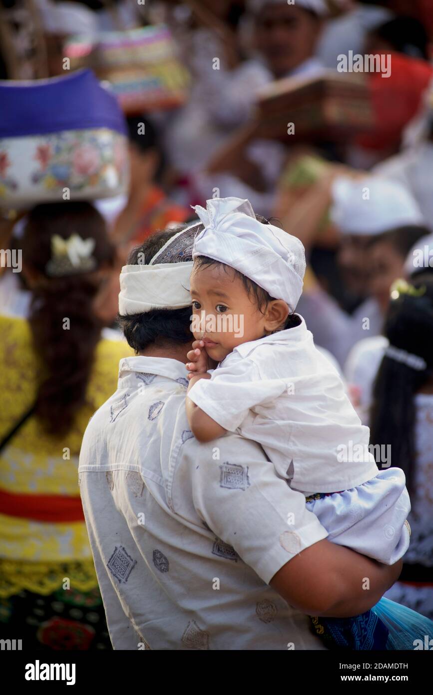 Ragazzo balinese in abbigliamento festivo al tempio Sakenan, Bali, Indonesia per le feste galungane. Foto Stock