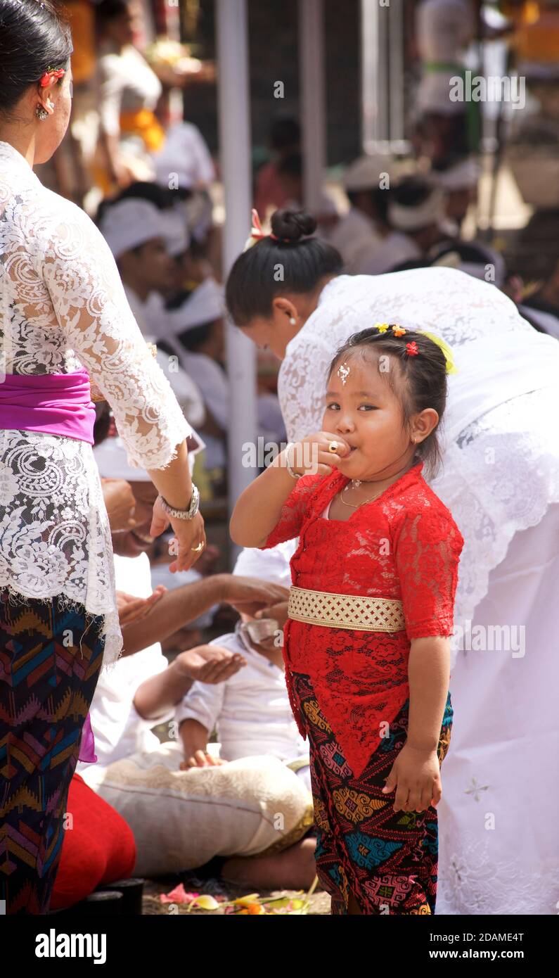 I tempiatori balinesi in abito festivo per le celebrazioni di Galungan, tempio Sakenan, Bali, Indonesia. Foto Stock