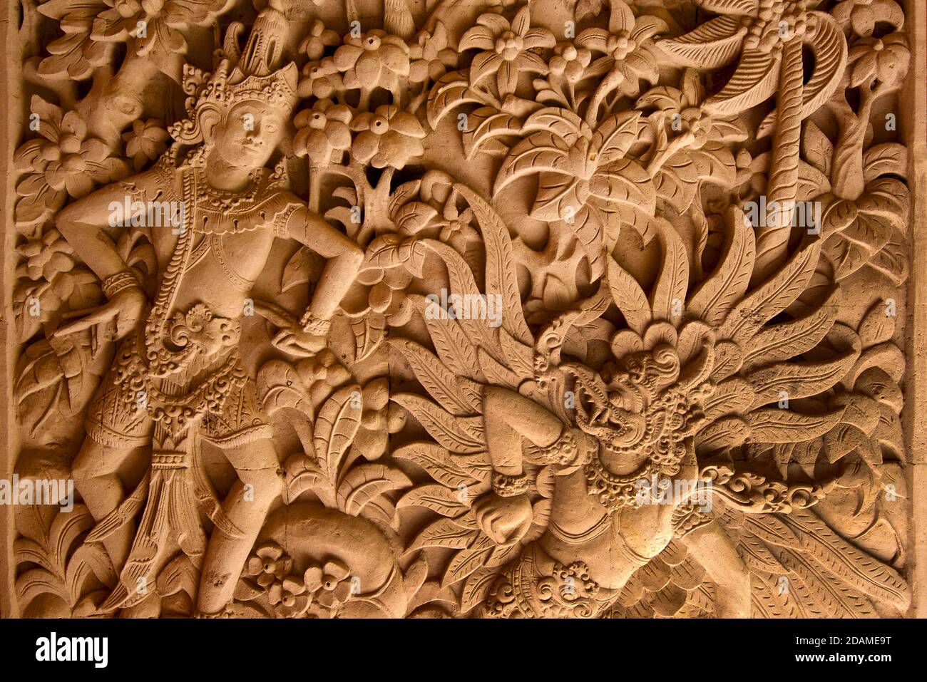 Muro di pietra pomice intagliato raffigurante una scena balinese dal mito indù. Bali, Indonesia Foto Stock