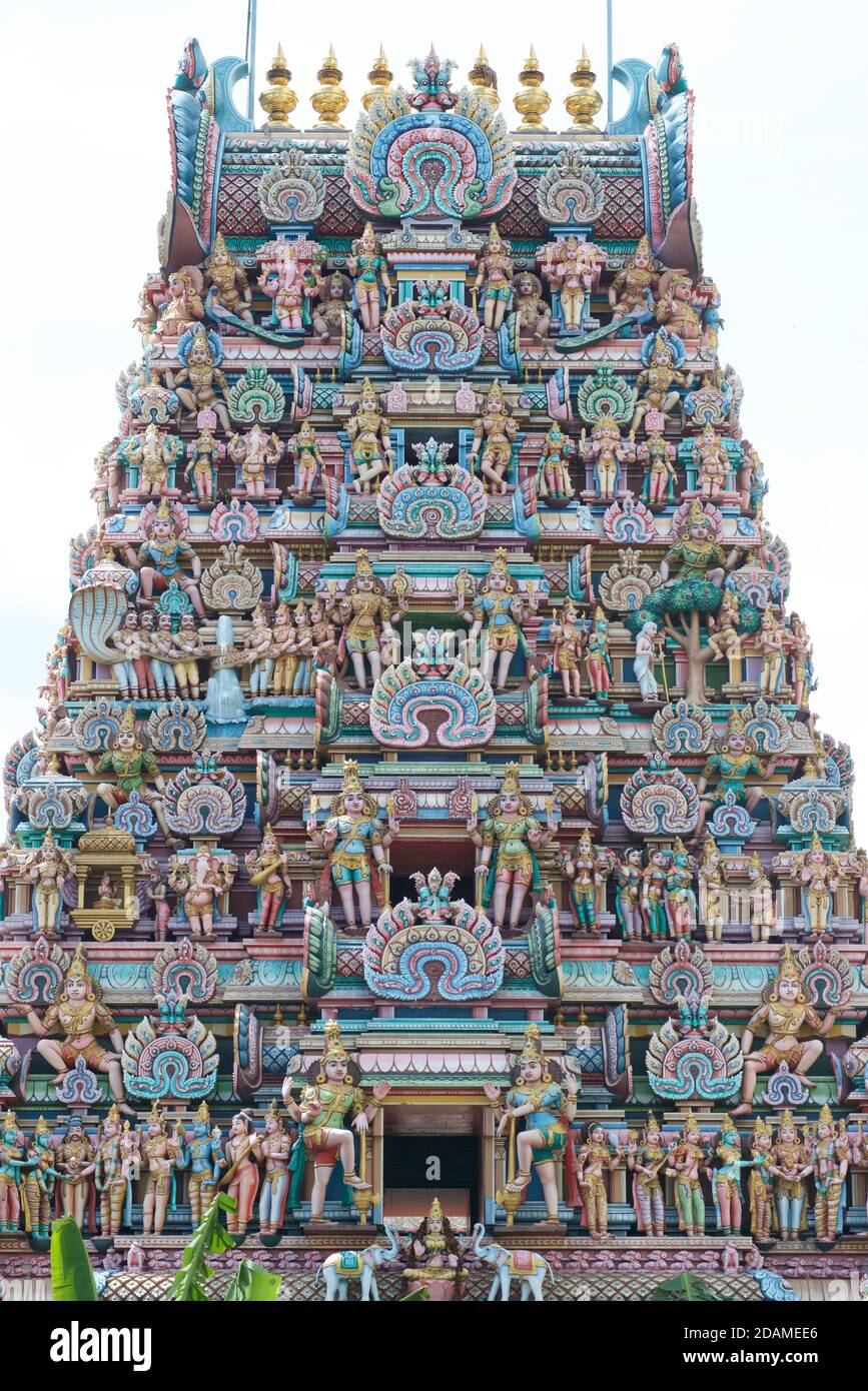 Dettaglio di Gopuram - la gatehouse a Sri Kandaswamy Kovil tempio indù nella zona Brickfields di LittleIndia, Kuala Lumpur, Malesia. Ceylonese Tamil tempio. Foto Stock