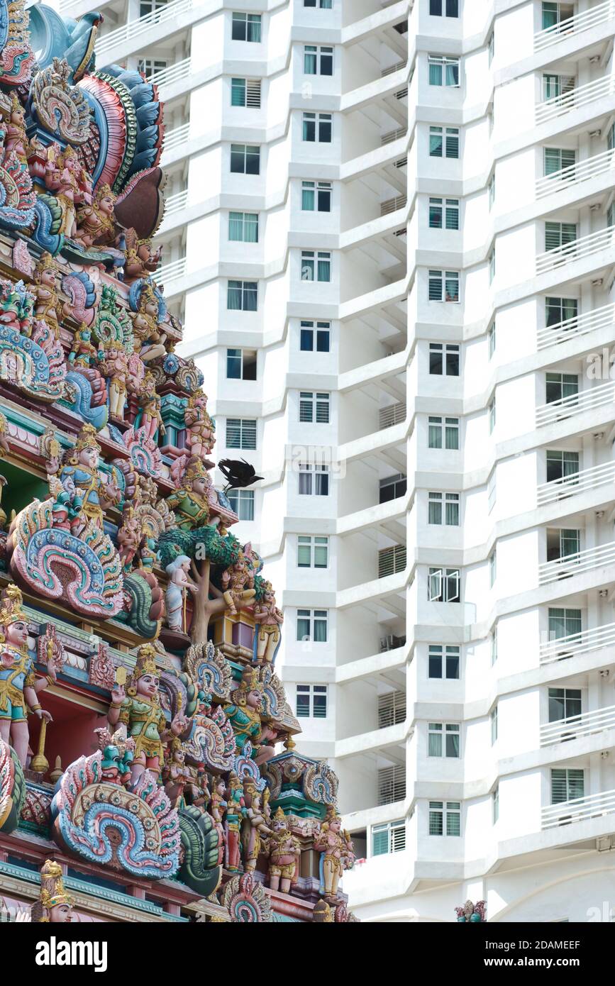 Particolare della scultura del tempio sul tempio di Sri Kandaswamy Kovil Hindu tempio nella zona Brickfields di LittleIndia, Kuala Lumpur, Malesia. Contro l'architettura contemporanea. Ceylonese Tamil tempio. Foto Stock