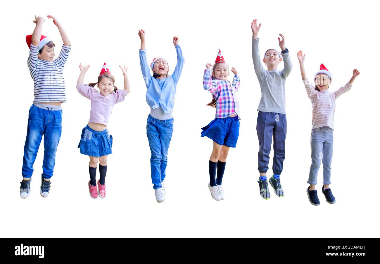 felici i bambini che saltano e celebrano natale isolato su bianco Foto Stock