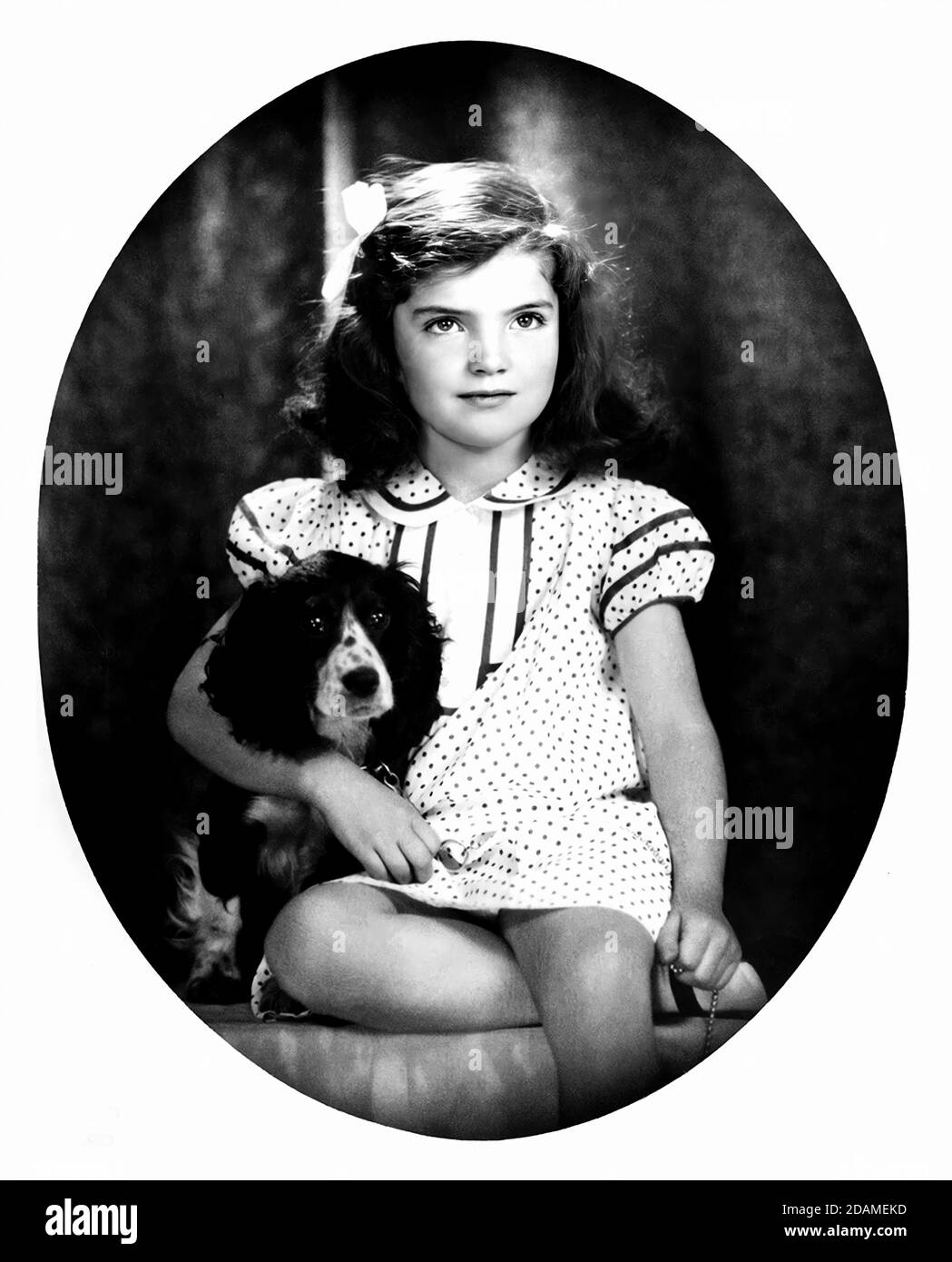 1935 , USA : JACQUELINE Lee BOUVIER ( JACKIE o , 1929 - 1994 ), quando era una bambina ricca di 6 anni . In seguito sposò il presidente degli Stati Uniti John Fitzgerald KENNEDY ( 1917 - 1963 ) nel 1961 e nel 1968 con il ricco Aristotele ONASSIS ( 1906 - 1975 ) . Foto di David Berna . - JFK - J.F.K. - PRIMA SIGNORA - Presidente degli Stati Uniti d'America - BAMBINO - BAMBINI - INFANZIA - INFANZIA - bambino - bambina - bambini - personalità quando era giovane - personalità da giovani giovane - cane - cocker - cane - cane - animale domestico - animale domestico --- ARCHIVIO GBB Foto Stock