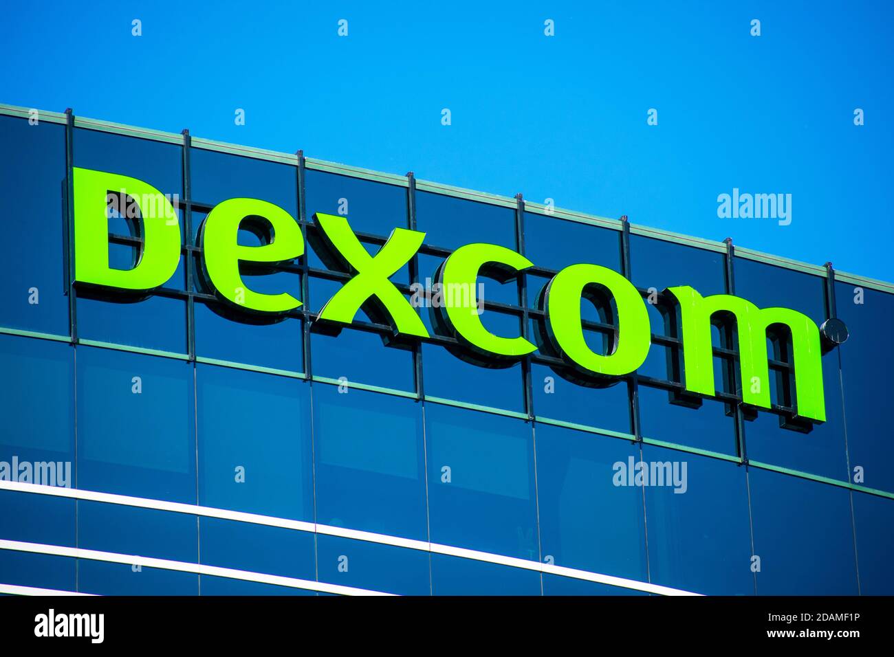 Logo Dexcom in cima al campus della sede centrale. DexCom, Inc. Sviluppa, produce e distribuisce sistemi di monitoraggio del glucosio per la gestione del diabete- SA Foto Stock
