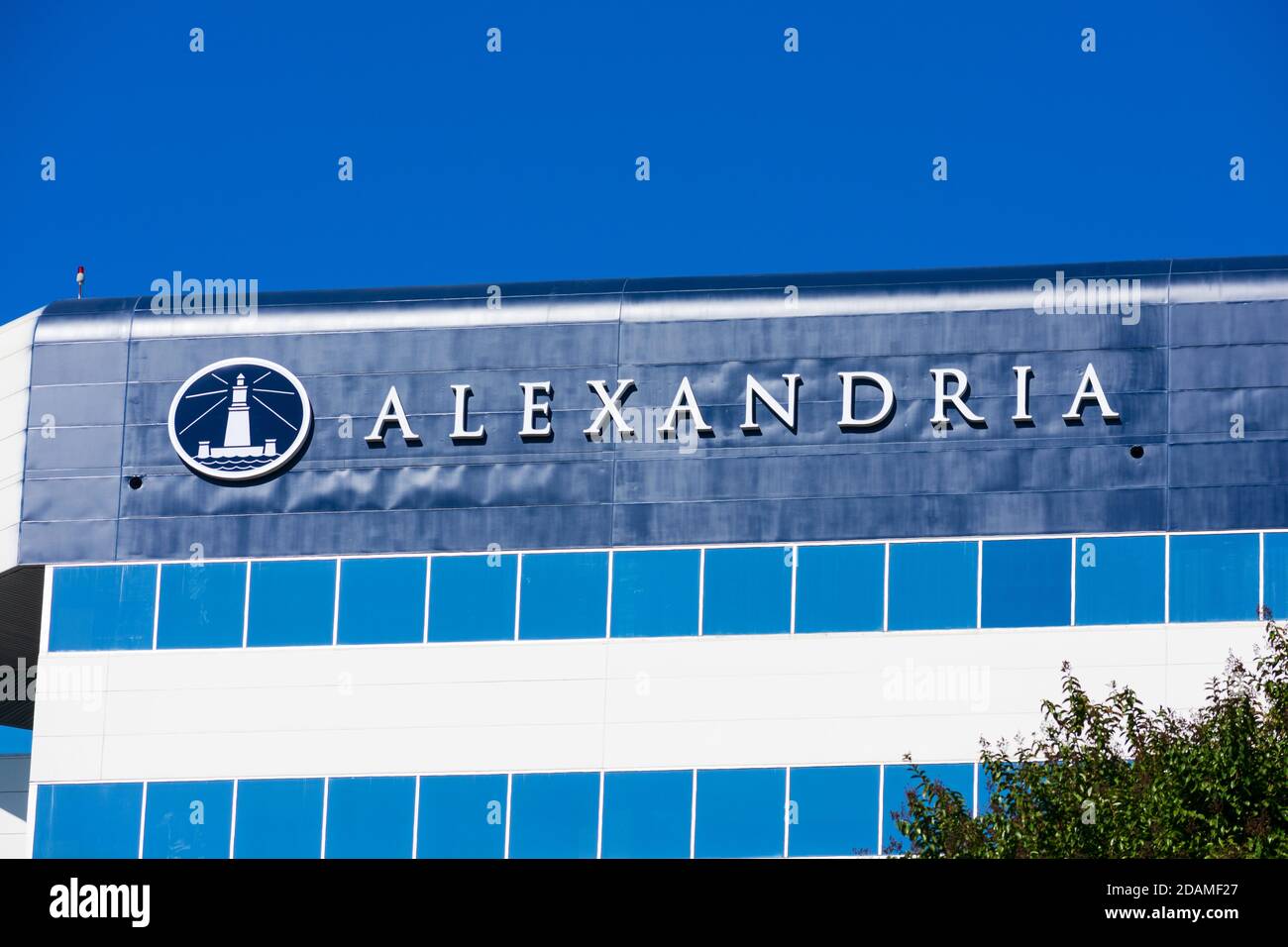 Alexandria firma il logo sulla moderna costruzione di uffici di investimento immobiliare fiducia Alexandria Real Estate Equities - San Diego, California, USA - 2020 Foto Stock