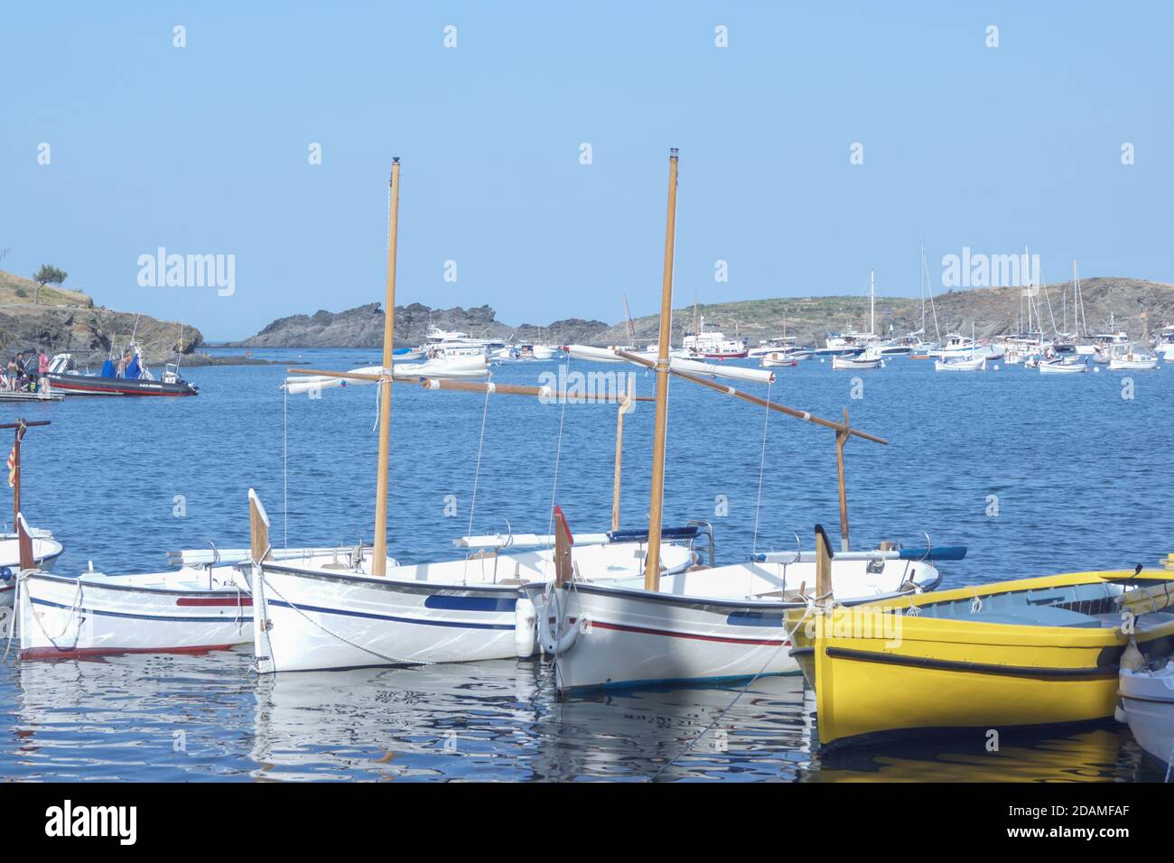 Barche sulla tranquilla e dolce riva di cadaques, spagna Foto Stock