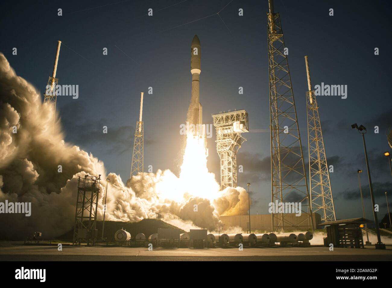 Cape Canaveral Air Force Station, Florida, USA. 13 novembre 2020. Un razzo United Launch Alliance (ULA) Atlas V viene lanciato alle 17:32 dal complesso 41 presso la Cape Canaveral Air Force Station, Florida, venerdì 13 novembre 2020. A bordo è presente un payload classificato, chiamato NROL-101, per l'US National Reconnaissance Office. Foto di Joe Marino/UPI Credit: UPI/Alamy Live News Foto Stock