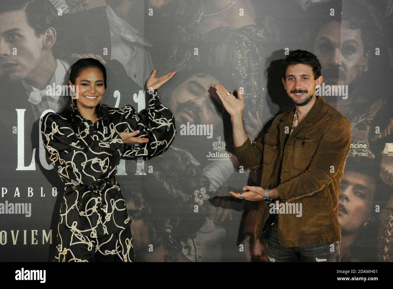 CITTÀ DEL MESSICO, MESSICO – NOVEMBRE 12: L'attrice Mabel Cadena e l'attore Emiliano Zurita pongono per le foto durante la conferenza stampa del film 'Tel Baile de los 41' a Cinepolis Diana il 12 novembre 2020 a Città del Messico, Messico. Credit: Martin Gonzalez/Eyepix Group/The Photo Access Foto Stock