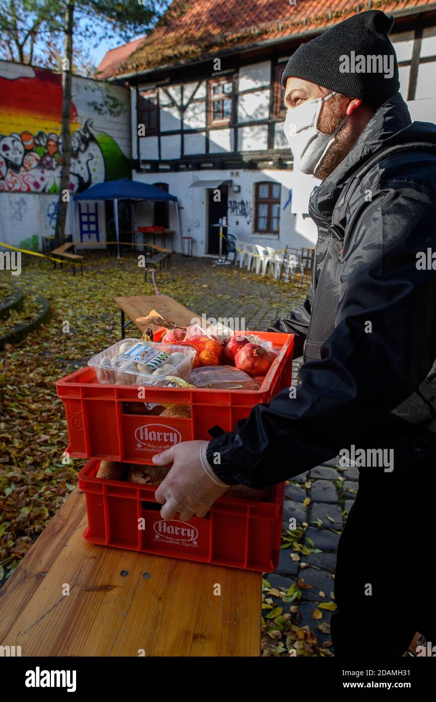 Halberstadt, Germania. 13 Nov 2020. Andreas Gottschalt dell'iniziativa 'Gastro hilft' trasporta il cibo donato dai supermercati in un magazzino nel 'centro culturale-sociale'. Il cibo proveniente da diversi supermercati della regione viene distribuito il lunedì, il mercoledì e il venerdì senza un test di mezzi. Attualmente, circa 25 a 30 persone sono fornite di cibo donato. Credit: Klaus-Dietmar Gabbert/dpa-Zentralbild/dpa/Alamy Live News Foto Stock