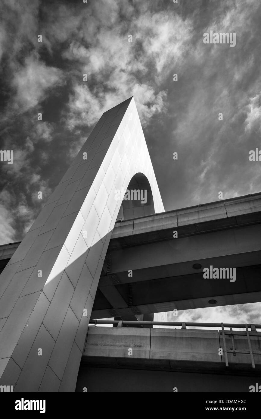 Melbourne, Victoria / Australia - 10 20 20 :architettura del cavalcavia della West Gate Freeway in B&W. Foto Stock