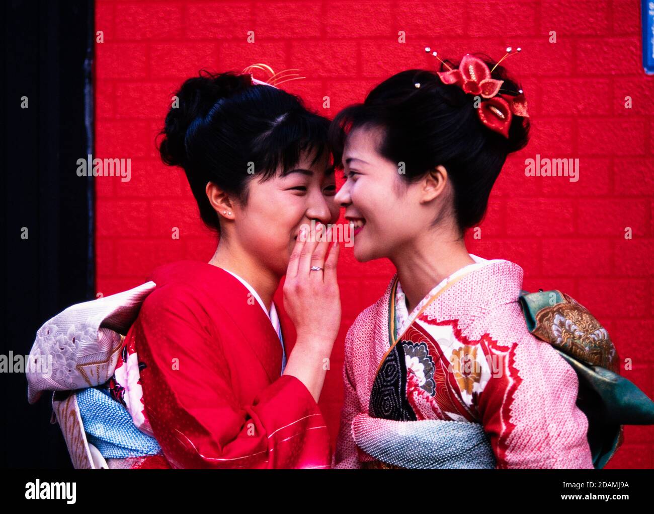 Due donne giapponesi in abito cerimoniale kimonos, si incontrano in una Tokyo, Giappone strada. Foto Stock