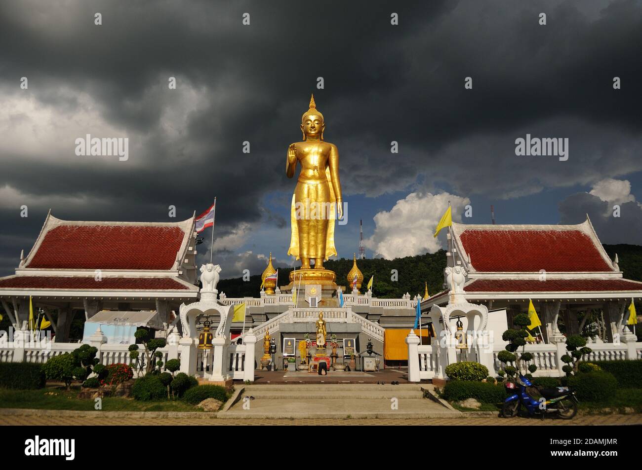 Phra Buddha Mongkol Maharaj al picco del Hat Yai Municipal Park a Hat Yai, provincia di Songkhla, nel sud della Thailandia Foto Stock