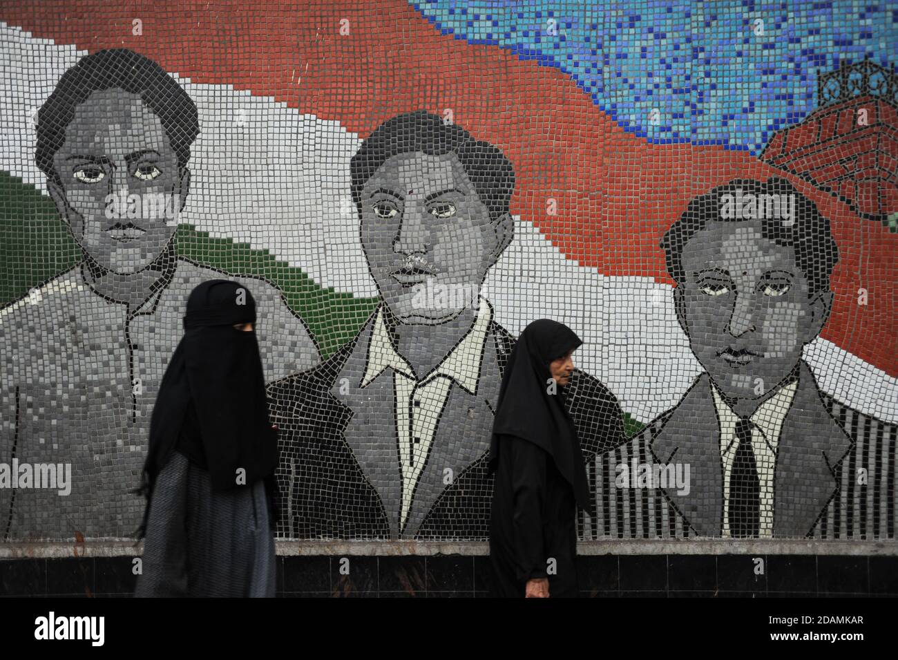 21.02.2011, Kolkata (Calcutta), Bengala Occidentale, India, Asia - due donne velate passano davanti a un mosaico colorato di piastrelle fuori da una stazione metropolitana. Foto Stock