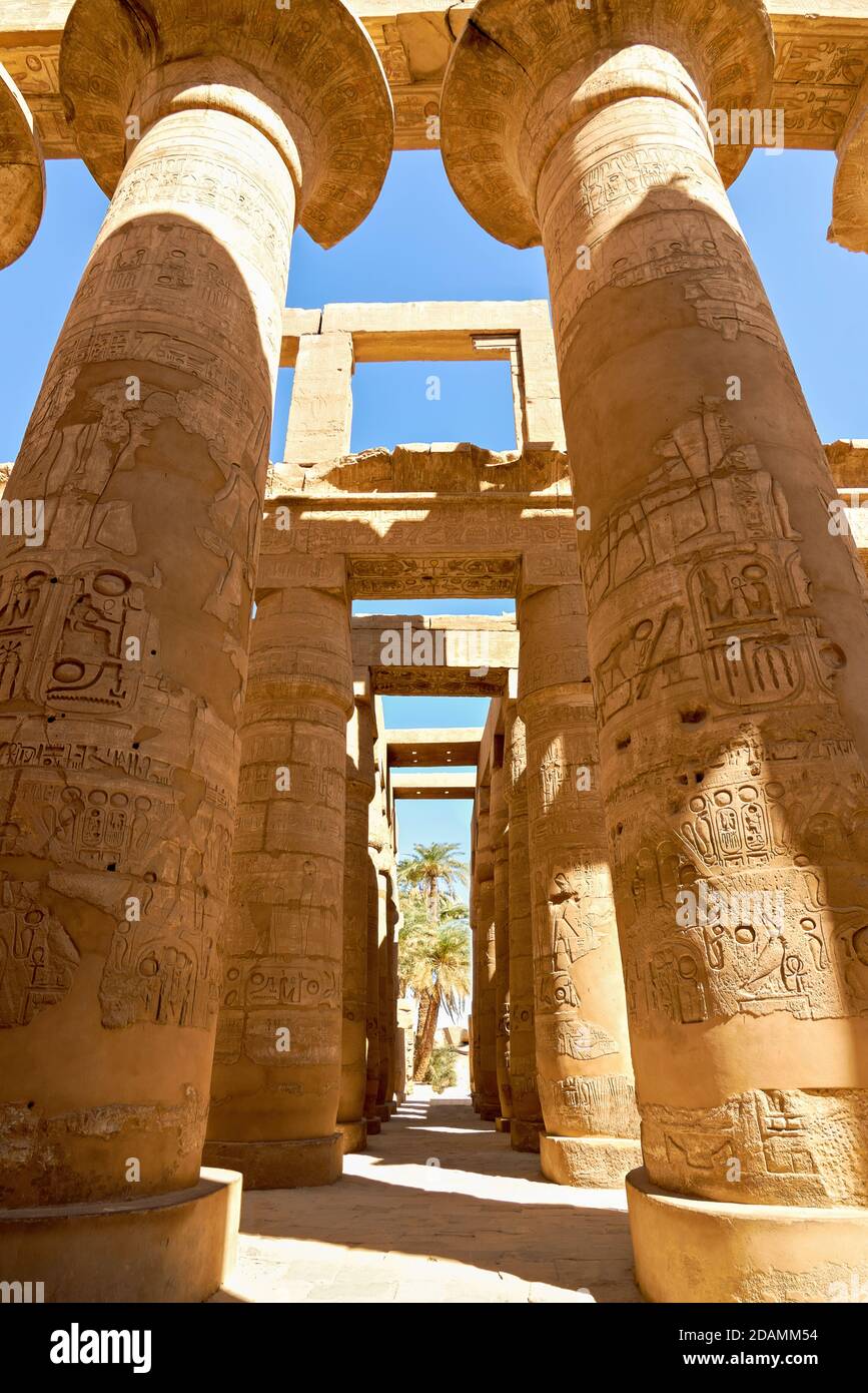 Le colonne della sala di Karnak Hypotstyle nel Grande Tempio di Amun a Karnak, Egitto. Foto Stock