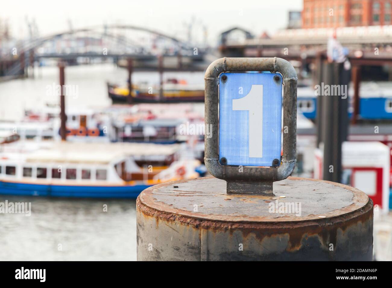 Colonna ormeggio con il numero 1 a Binnenhafen, porto interno di Amburgo, Germania Foto Stock