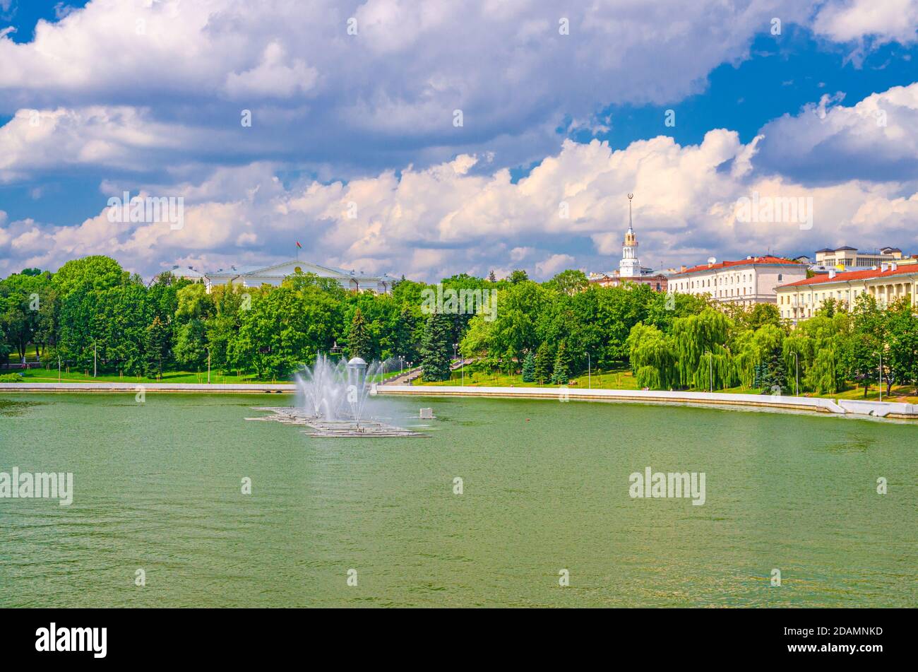 Città di Minsk con argine del fiume Svislach o Svislac, Marat Kazey Park e sede generale nel centro storico, clo bianco cielo blu Foto Stock