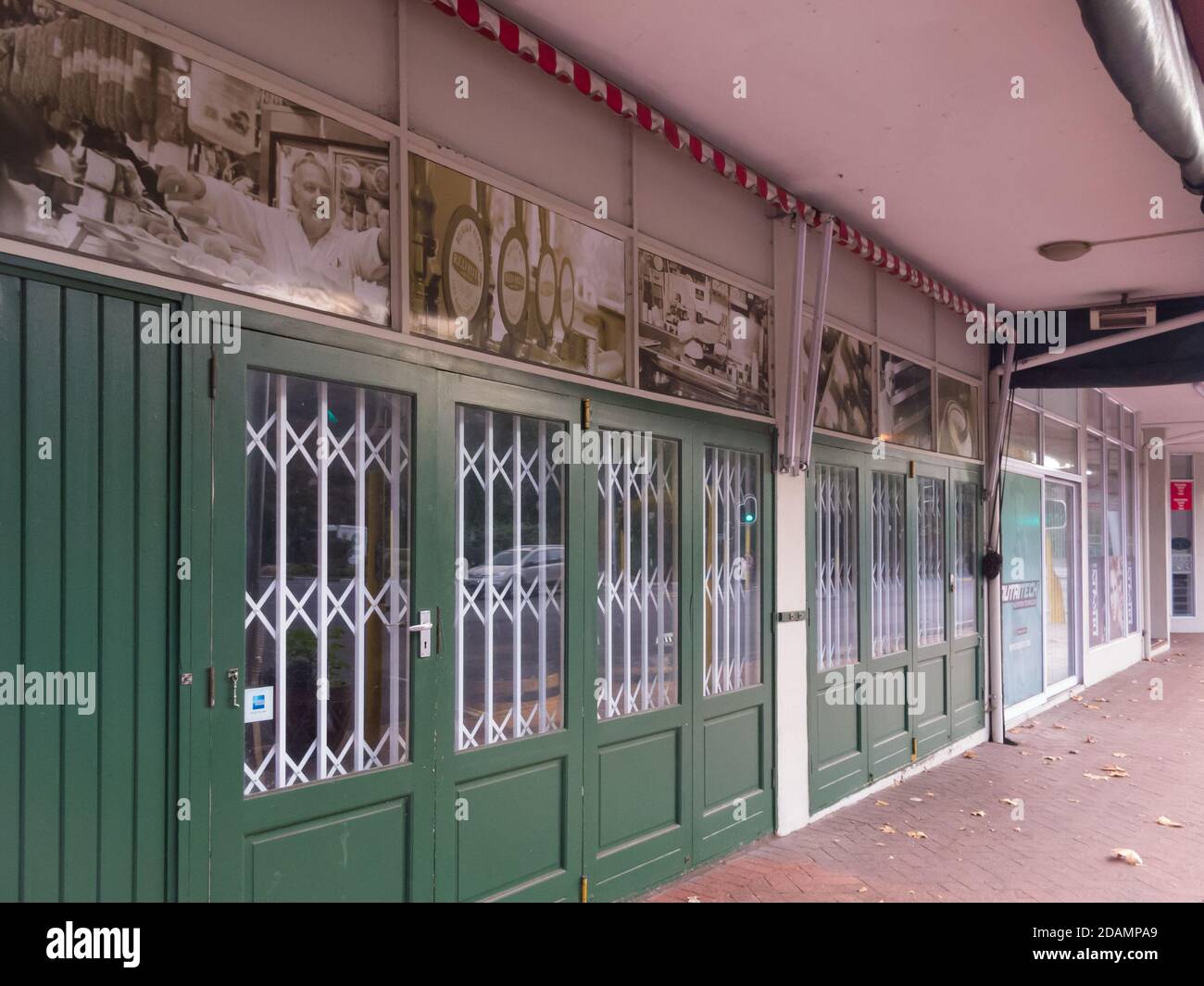 I negozi suburbani sono chiusi e chiusi a causa del blocco e della pandemia del virus corona a Città del Capo, Sud Africa Foto Stock