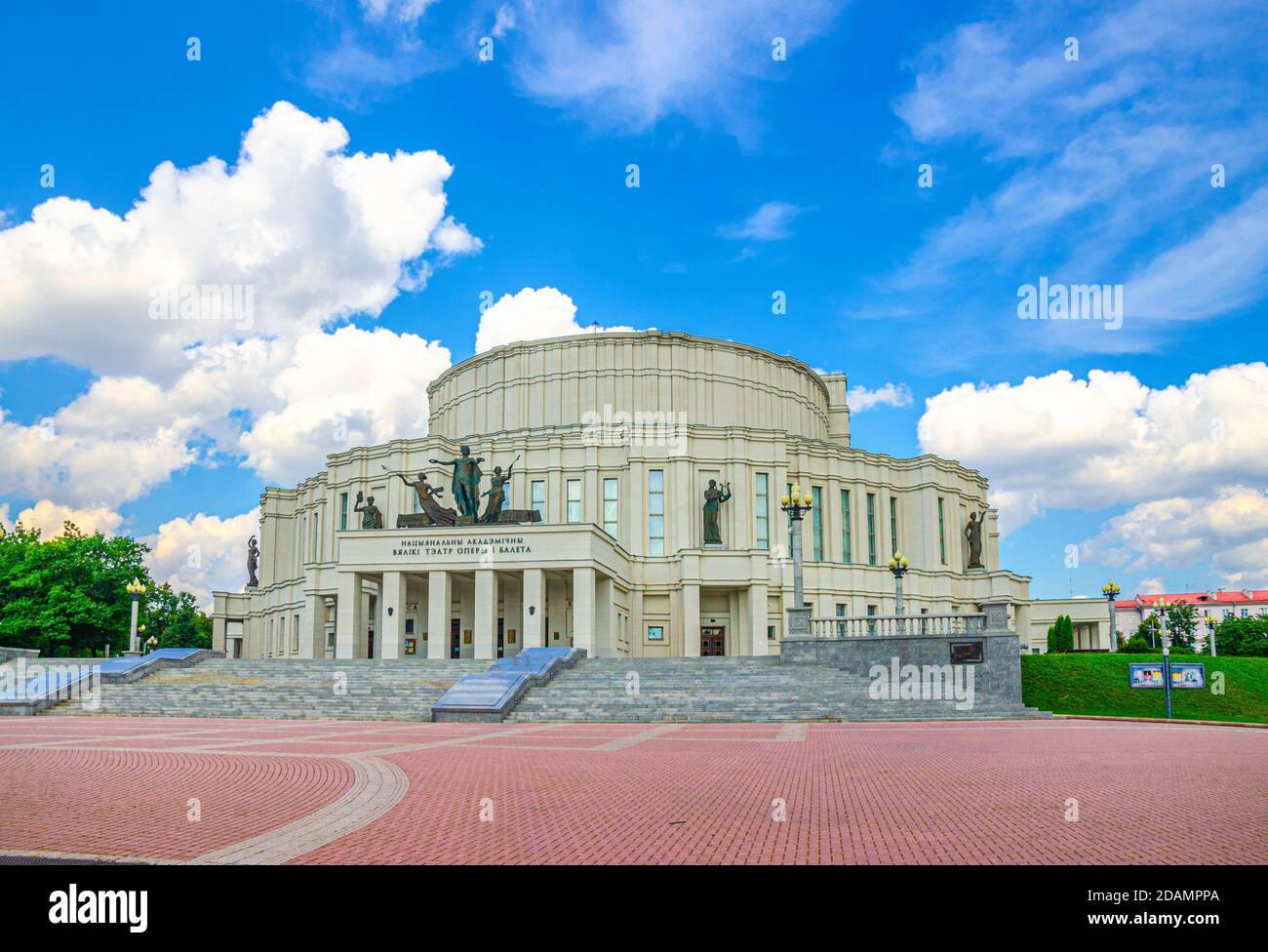 Minsk, Bielorussia, 26 luglio 2020: L'edificio National Academic Grand Opera and Ballet Theatre nel parco nel quartiere Trinity Hill del centro storico della città, le nuvole blu cielo bianco nella soleggiata giornata estiva Foto Stock