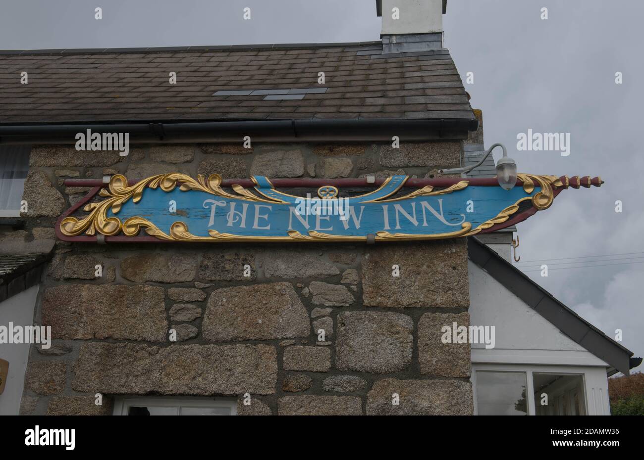 The New Inn Hotel and Pub Sign in The Harbour of New Grimsby on the Island of Tresco in the Isles of Scilly, England, UK Foto Stock