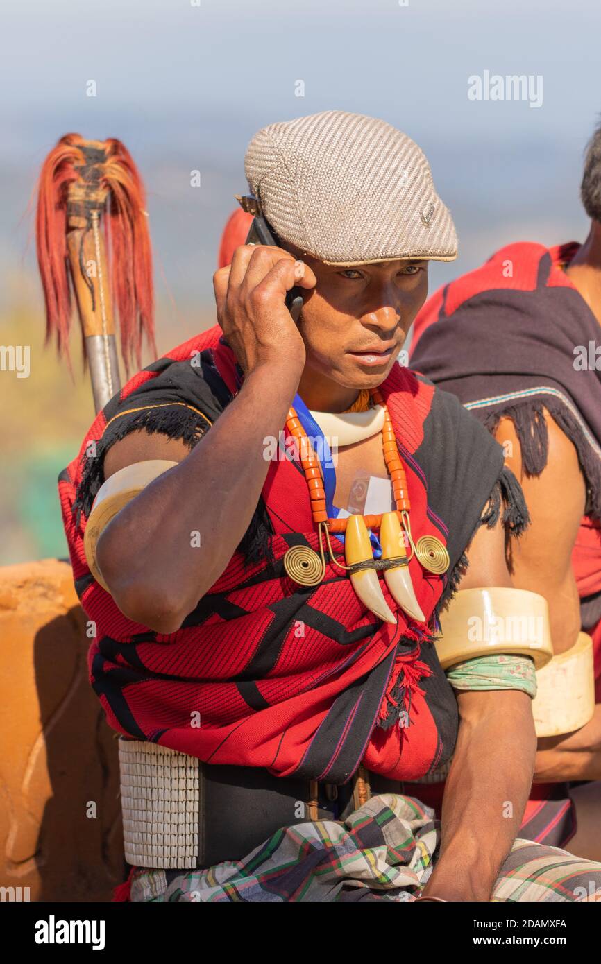 Ritratto di un tribale di Naga vestito in abito tradizionale E indossare un cappello a Kohima Nagaland India su 4 Dicembre 2016 Foto Stock