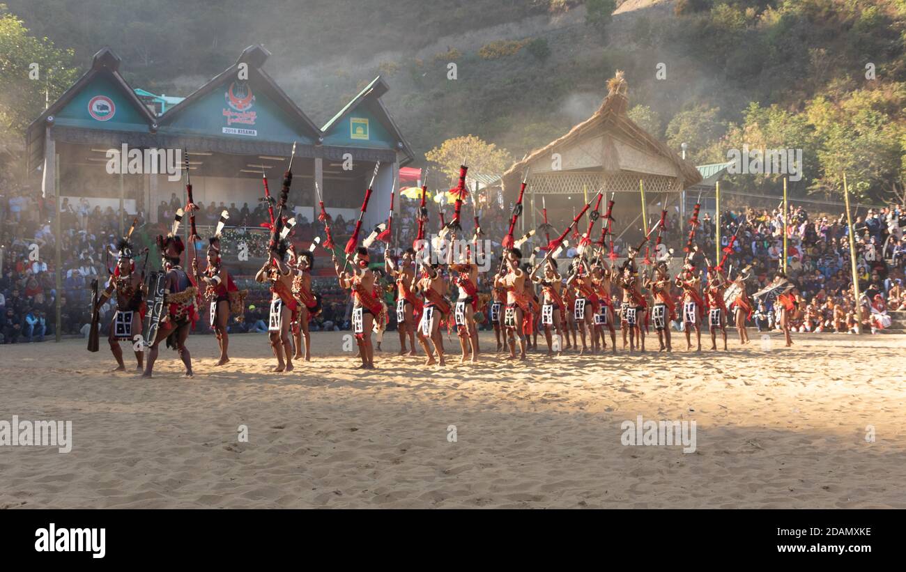 Tribesi di Naga vestiti con i loro abiti tradizionali che ballano durante Hornbill festival inKisama Heritage Village a Nagaland India il 3 dicembre 2016 Foto Stock