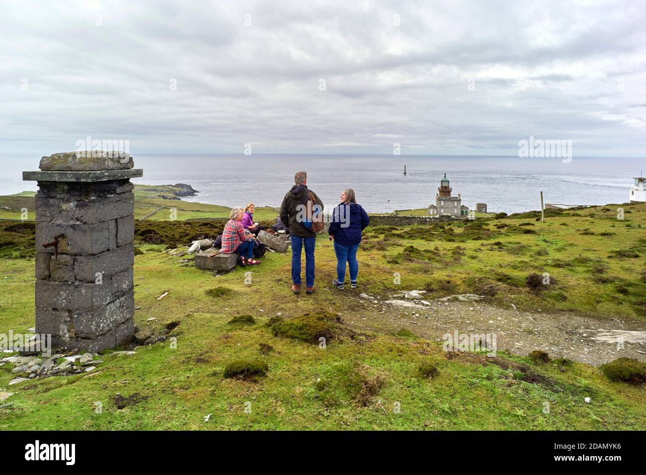 I visitatori del giorno si fermano per parlare al Calf of Man si affaccia sui fari Foto Stock