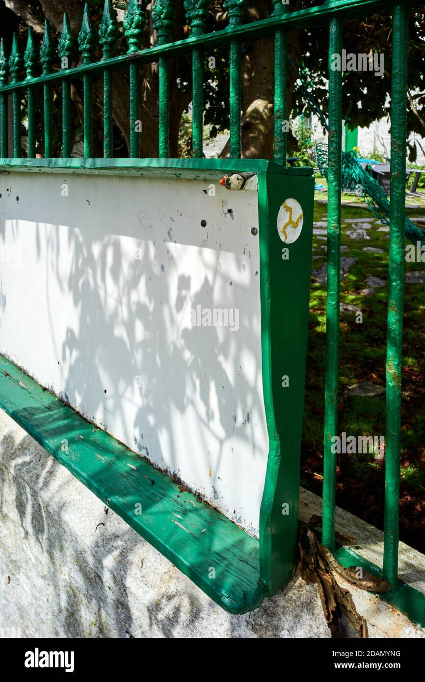 Un puffin e tre gambe scolpite sulla bacheca a. L'edificio dell'Osservatorio sul Calfo dell'uomo Foto Stock