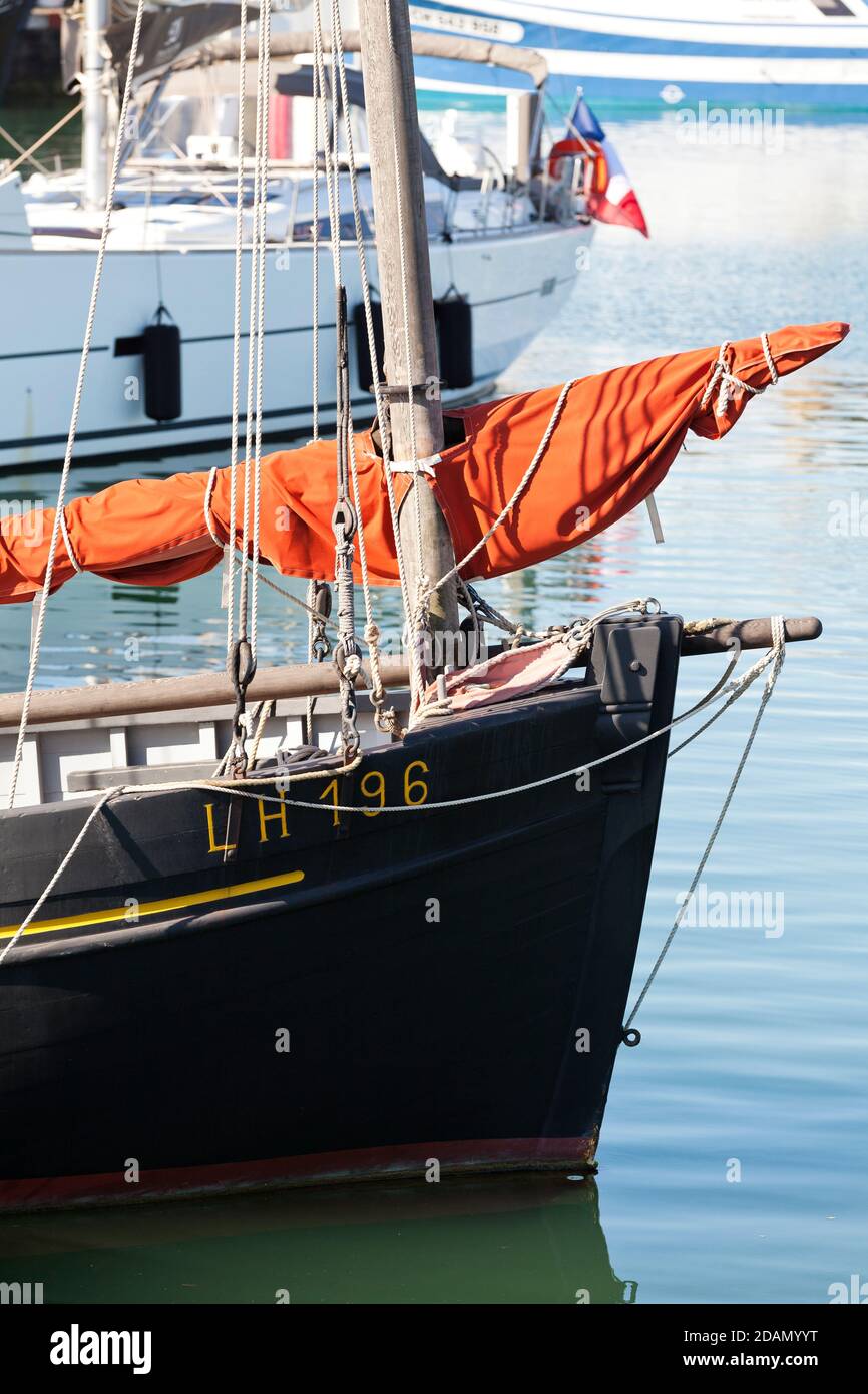Beines altes Segelbootes im Hafen von Saint Vaast la Hougue. Department Manche, Cotentin Halbinsel, Normandie, Frankreich Foto Stock