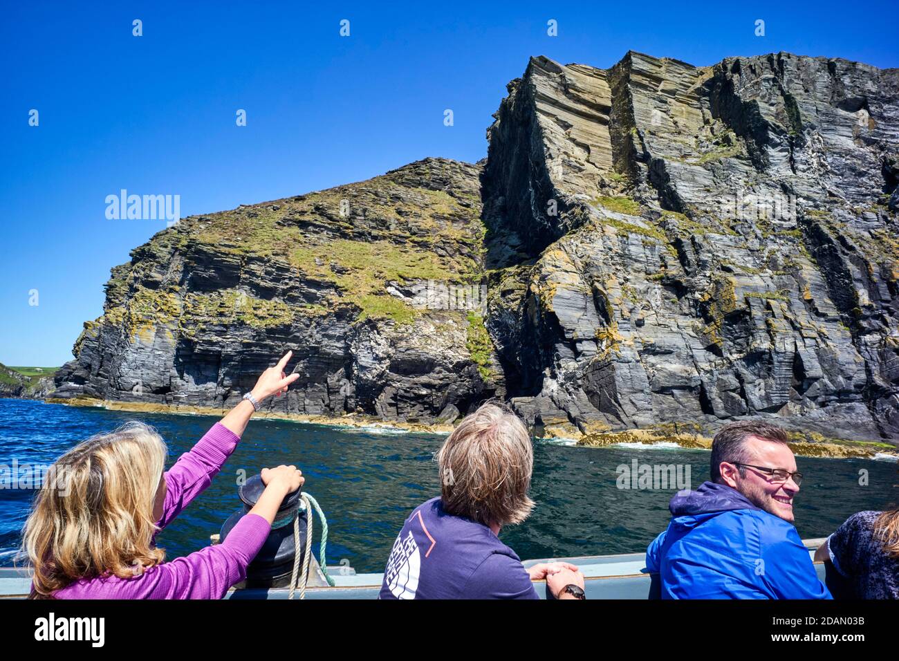 Open boat in un viaggio al Calf of Man La piccola isola al largo del sud-ovest dell'isola Dell'uomo Foto Stock