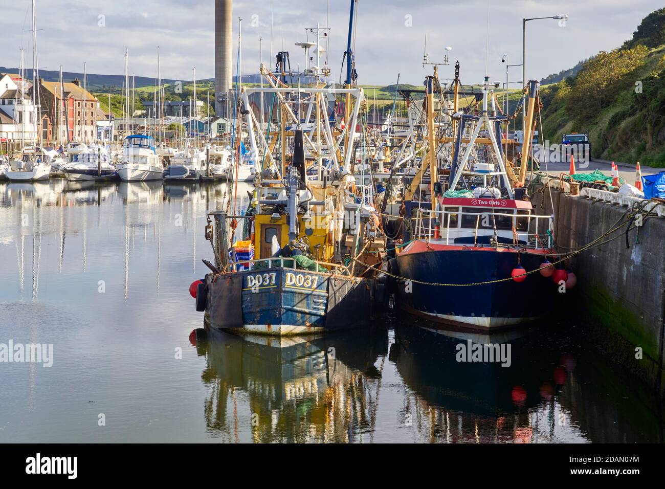 Navi da pesca ormeggiate nel porto di Peel Foto Stock