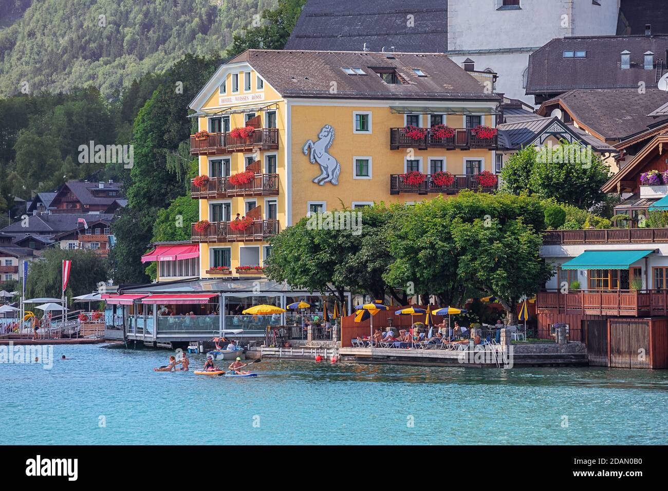 Editoriale: ST. WOLFGANG, AUSTRIA SUPERIORE, AUSTRIA, 16 agosto 2020 - Vista di San Wolfgang con il White Horse Inn, visto dal traghetto per Gschwendt Foto Stock