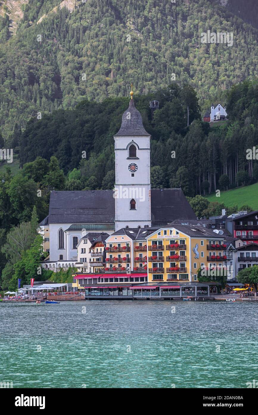 Editoriale: ST. WOLFGANG, ALTA AUSTRIA, AUSTRIA, 16 agosto 2020 - Vista a distanza di St. Wolfgang con il White Horse Inn, visto dal traghetto per Gschw Foto Stock