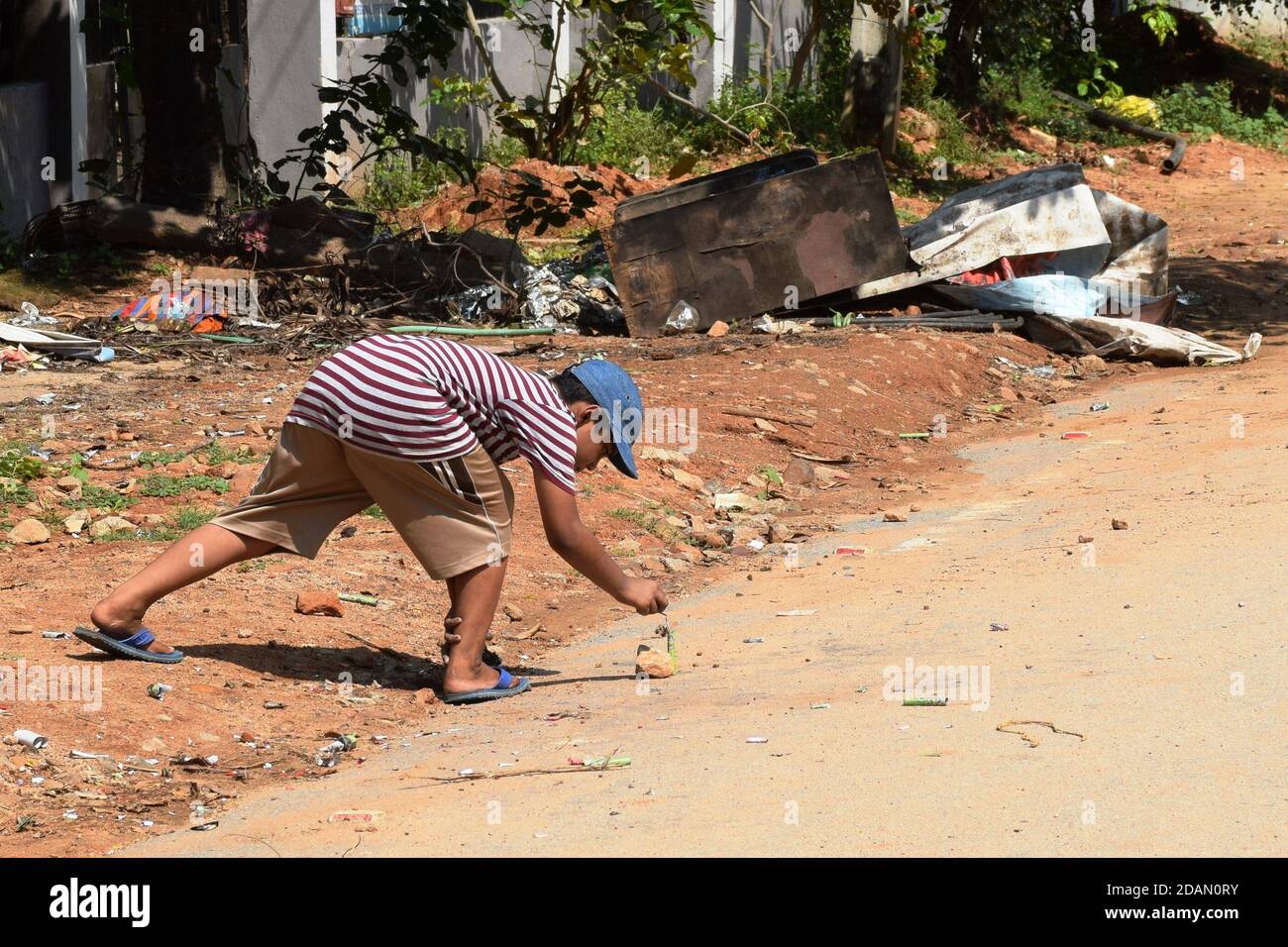 14 novembre 2020, Poonch, Jammu e Kashmir, India: Un ragazzo giovane accende un cracker su Diwali, il festival indù a Tirupati, Andhra Pradesh, India. Quest'anno il governo ha fatto appello ai cittadini per ridurre il bruciore di cracker a causa di problemi di salute che potrebbero sorgere a causa della pandemia di Covid (immagine di credito: © Nazim Ali KhanZUMA Wire) credito: ZUMA Press, Inc./Alamy Live News credito: ZUMA Press, Inc./Alamy Live News Foto Stock