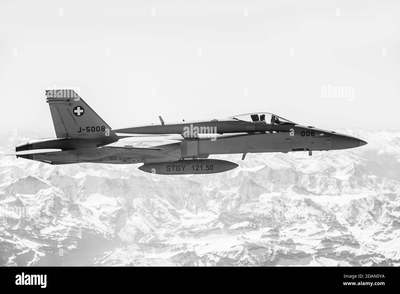 ALPS, SVIZZERA - 21 aprile 2015: F-18 jet da caccia dell'aviazione militare svizzera in servizio di combattimento nei cieli della Svizzera nella regione svizzera A Foto Stock