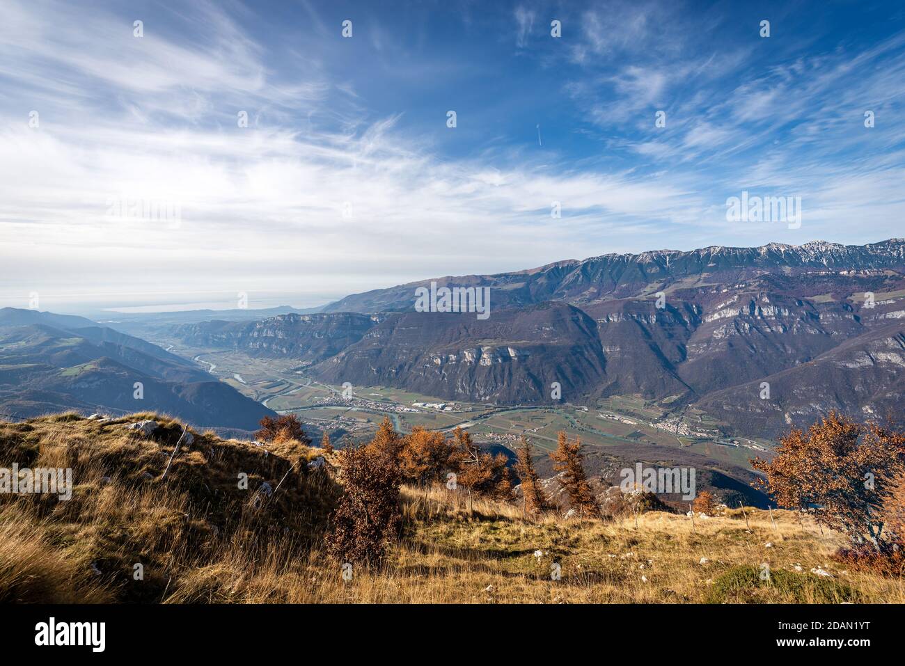 Valle dell'Adige e Monte Baldo con il Lago di Garda all'orizzonte, dalla vetta del Corno d'Aquilio, Altopiano della Lessinia, Italia. Foto Stock