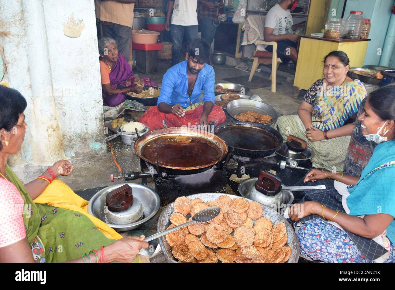 14 novembre 2020, Poonch, Jammu e Kashmir, India: I negozianti fanno dolci tradizionali di farina di riso e di gelificazione per la vendita su Diwali, festa indù di luci a Tirupati, Andhra Pradesh . Quest'anno il governo ha invitato i cittadini ad acquistare prodotti da negozi e artigiani locali per aiutarli a marciare sull'impatto economico della pandemia di Covid (immagine di credito: © Nazim Ali KhanZUMA Wire) Credit: ZUMA Press, Inc./Alamy Live News Foto Stock
