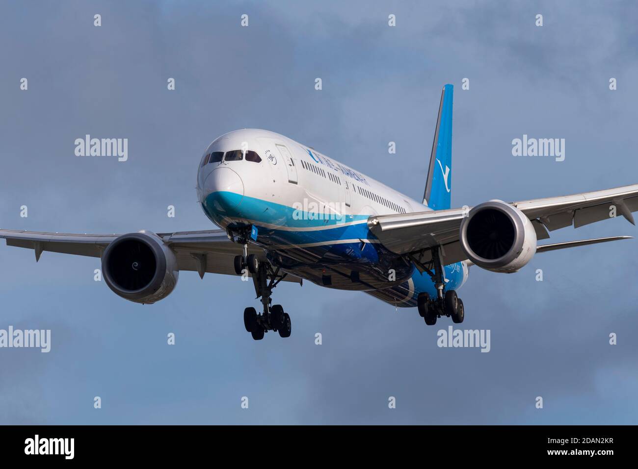 Aereo di linea B-7838 di XiamenAir 787 Jet in avvicinamento all'aeroporto Heathrow di Londra, Regno Unito, durante il blocco COVID 19. Primo volo cargo dalla Cina UK Foto Stock