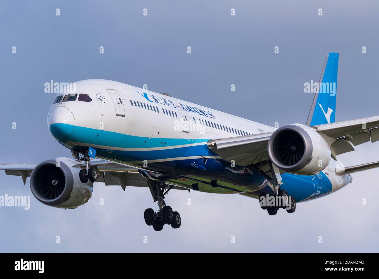 Aereo di linea B-7838 di XiamenAir 787 Jet in avvicinamento all'aeroporto Heathrow di Londra, Regno Unito, durante il blocco COVID 19. Primo volo cargo dalla Cina UK Foto Stock