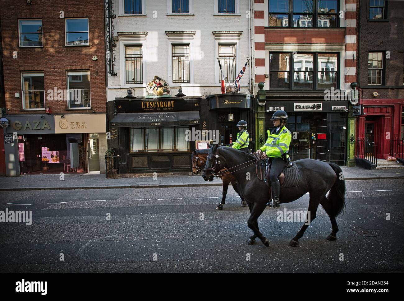 GRAN BRETAGNA / Inghilterra / Londra / una città irreale lockdown a Londra 24.3.2020/ polizia montata a Soho Londra Foto Stock