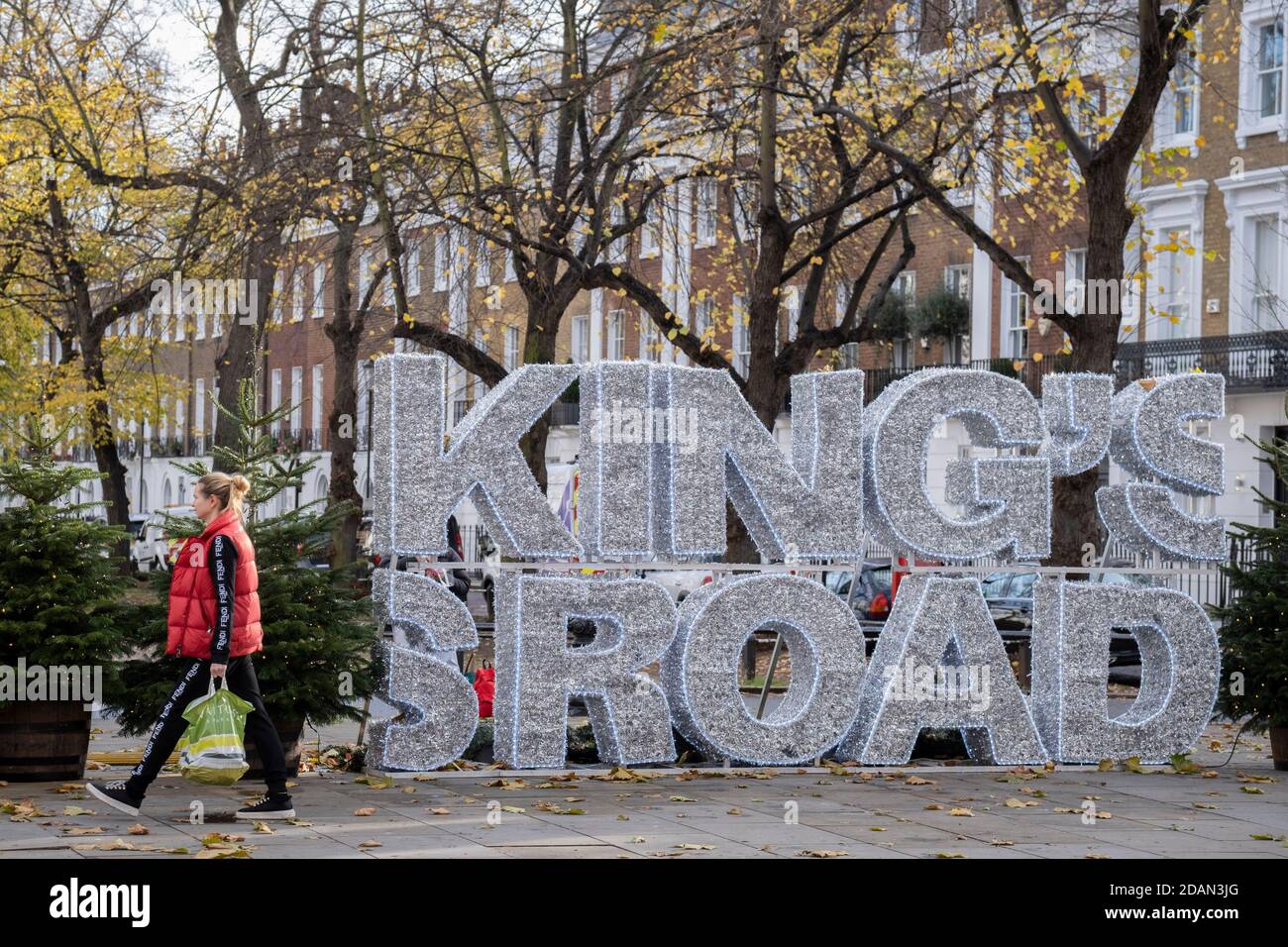 Durante il secondo Lockdow di Coronavirus, quando la maggior parte dei rivenditori non essenziali e le piccole imprese rimangono chiuse per ordine del governo, la scritta a tema natalizio è sulla King's Road a Chelsea, il 13 novembre 2020, a Londra, Inghilterra. Foto Stock