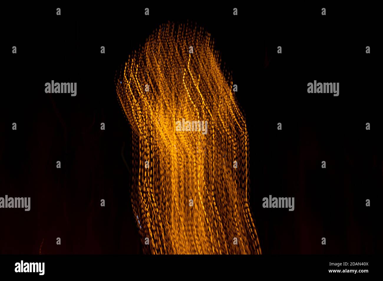 Velocità delle luci digitali in movimento. Il neon arancione brillante illumina flussi di luce in rapido movimento lungo una traiettoria. Linea di onde volanti ad energia rapida con flas Foto Stock