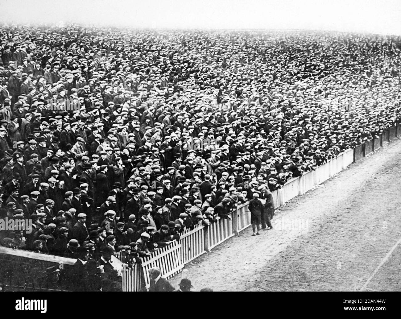 La folla delle partite di calcio, all'inizio del 1900 Foto Stock