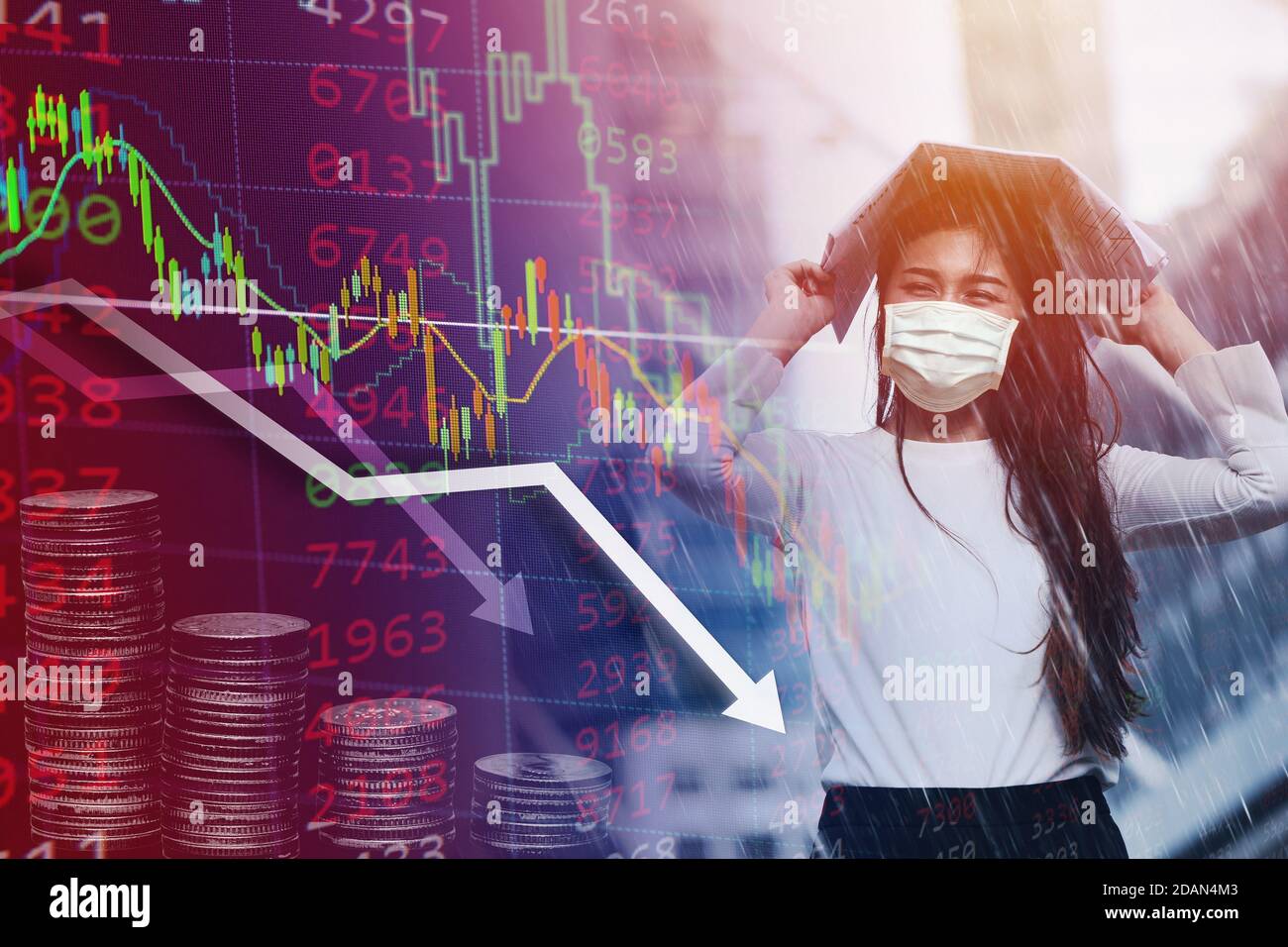 Ragazza in heavy rain storm testa del coperchio con il giornale per ostacolo economico passando concetto. Foto Stock