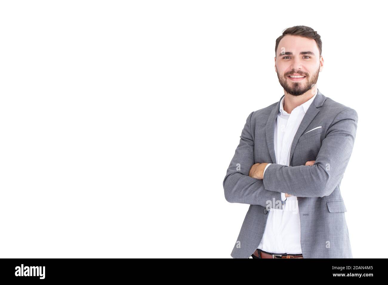 Caucasico uomo d'affari presentazione sorridente braccio attraversata postura isolato su sfondo bianco. Foto Stock