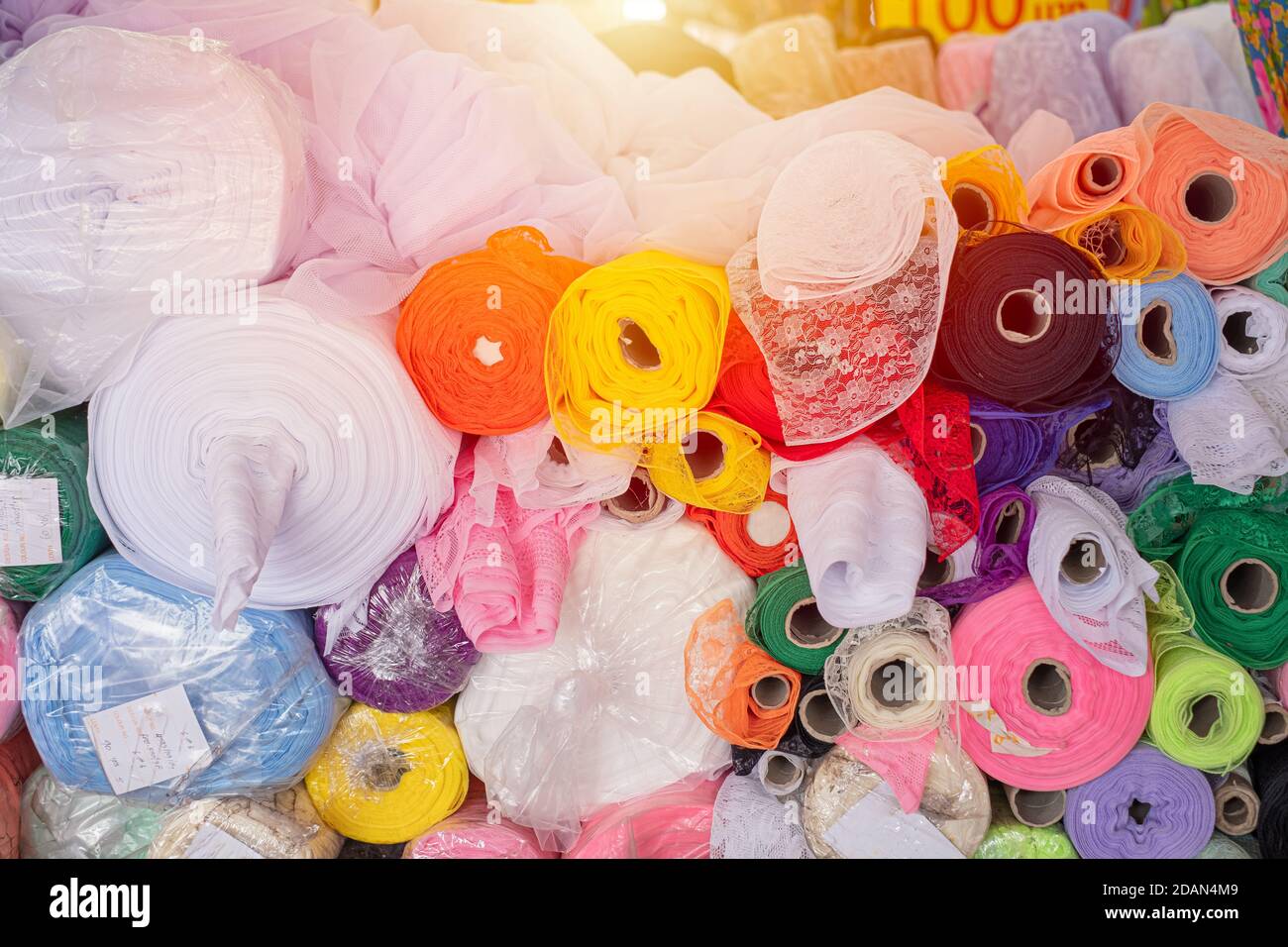 vari rotoli colorati di cotone di seta e fibre sintetiche o rayon nell'industria tessile dall'india. Foto Stock