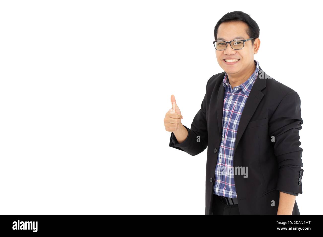 Uomo d'affari asiatico pollici su sorridente postura isolato su sfondo bianco. Foto Stock