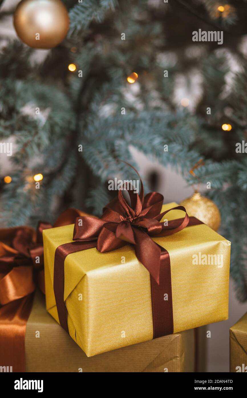 Confezione regalo di Natale vicino all'albero di Natale. Foto Stock